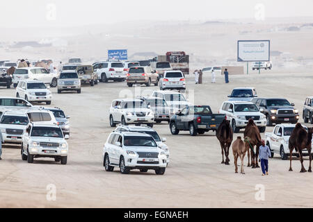 Vereinigte Arabische Emirate Menschen in ihren Autos auf Al Dhafra Camel Festival in Al Gharbia. Madinat Zayed, Emirat Abu Dhabi Stockfoto