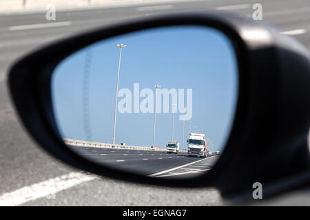 LKW auf der Autobahn in den Rückspiegel Stockfoto