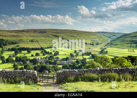 Die Yorkshire Dales Dorf von Arncliffe in der Mitte des Sommers Sonne. Stockfoto