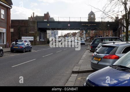 Netzwerk-Eisenbahnbrücke Hungerford High Street Stockfoto