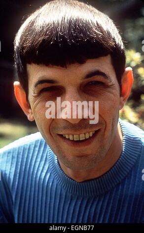 Datei. 27. Februar 2015. LEONARD NIMOY, der Schauspieler, der eine weltweite Anhängerschaft als Mr. Spock, der alien erste Offizier des Raumschiffs Enterprise in der Fernseh- und Film-Serie "Star Trek", gewann starb am Freitag Morgen in seinem Haus in Bel Air, Los Angeles. Er war 83. Seine Frau Susan Bay Nimoy bestätigt seinem Tod sagen, dass die Ursache chronisch obstruktiver Lungenerkrankung Endstadium war. Im Bild - Los Angeles, Kalifornien, USA - Leonard Nimoy 1965. © Globus Photos/ZUMAPRESS.com/Alamy Live-Nachrichten Stockfoto