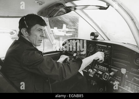 Datei. 27. Februar 2015. LEONARD NIMOY, der Schauspieler, der eine weltweite Anhängerschaft als Mr. Spock, der alien erste Offizier des Raumschiffs Enterprise in der Fernseh- und Film-Serie "Star Trek", gewann starb am Freitag Morgen in seinem Haus in Bel Air, Los Angeles. Er war 83. Seine Frau Susan Bay Nimoy bestätigt seinem Tod sagen, dass die Ursache chronisch obstruktiver Lungenerkrankung Endstadium war. Im Bild - fliegt 7. April 2003 - Leonard Nimoy zwei-Sitzer Flugzeug. (Kredit-Bild: © Globe Photos/ZUMApress.com) Stockfoto