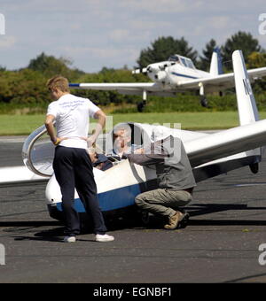 AJAXNETPHOTO 24. AUGUST 2011. LEE-ON-THE-SOLENT, ENGLAND. -PRE-FLIGHT CHECK - EINE PNGC LEHRER DURCHLÄUFT EINEN PRE-FLIGHT-CHECK MIT SEINEM SCHÜLER WÄHREND DER SUPERMUNK "SCHLEPPER" NACH EINEN AUSFALL LANDET.   FOTO; JONATHAN EASTLAND/AJAX REF: D2X 110209 1470 Stockfoto