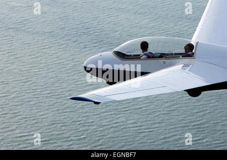 AJAXNETPHOTO 24. AUGUST 2011. LEE-ON-THE-SOLENT, ENGLAND. -MEER SOARING - PNGC SEGELFLUGZEUG RENNEN BEHÄBIG GLEITET ÜBER EINE GLITZERNDE SOLENT.  FOTO; JONATHAN EASTLAND/AJAX REF: D2X 110209 1578 Stockfoto