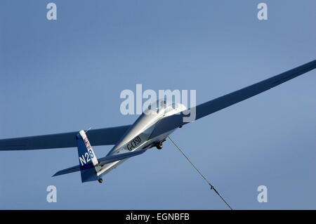 AJAXNETPHOTO 30. JULI 2011. LEE-ON-THE-SOLENT, ENGLAND. -UP UP AND AWAY! -EIN PNGC EINSITZIGE SEGELFLUGZEUG RENNEN IN DEN HIMMEL DER SEILWINDE WINDE ÜBER DAEDALUS FLUGPLATZ.  FOTO; JONATHAN EASTLAND/AJAX REF: D2X 113007 1389 Stockfoto