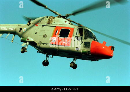 AJAXNETPHOTO   SEP 2003. -ABHEBEN - EIN LYNX-HUBSCHRAUBER VON DER FLUCHT VON DER ROYAL NAVY EIS PATROUILLE SCHIFF HMS ENDURANCE, BEKOMMT IN DER LUFT WÄHREND DER ÜBUNGEN IN DEN KANAL.  FOTO: JONATHAN EASTLAND/AJAX. REF: 309311 / 26 Stockfoto