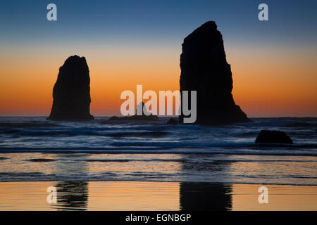 Sonnenuntergang über dem Meer-Stacks in der Nähe von Haystack Rock, Cannon Beach, Oregon, USA Stockfoto