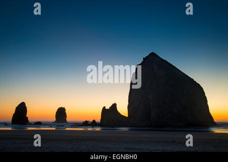 Sonnenuntergang am Haystack Rock, Cannon Beach, Oregon, USA Stockfoto