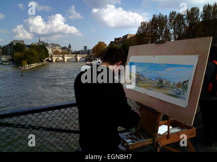 AJAXNETPHOTO 2008 PARIS FRANCE.  KÜNSTLER BEI DER ARBEIT AUF BLICK AUF DEN FLUSS, ILE DE LA CITE UND LINKEN UFER. FOTO: JONATHAN EASTLAND/AJAX REF: 81604 319 Stockfoto