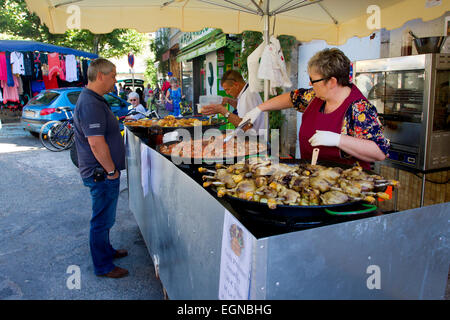 Straßenszene auf einem Sonntagsmarkt in Limogne-En-Quercy, eine Gemeinde im Département Lot, Südwest Frankreich im August Stockfoto