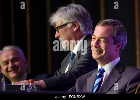 Margate, Großbritannien. 27. Februar 2015. Die UKIP Frühjahrstagung im Winter Gardens, Margate. Nigel Farage MEP, befasst sich Parteichef der Konferenz am Freitagnachmittag. Bildnachweis: Julie Edwards/Alamy Live-Nachrichten Stockfoto