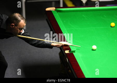 Gdynia, Polen. 27. Februar 2015. PTC-Gdynia Snooker Polish Open 2015.  Martin Gould steht Gerard Greene während der erste Tag des Turniers in Gdynia Arena Sporthalle Credit: Michal Fludra/Alamy Live News Stockfoto