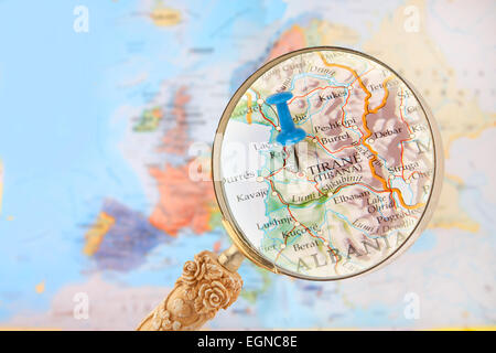 Blaue Tack auf Karte von Europa mit Lupe suchen in Tirana, Albanien Stockfoto