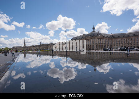 Menschen spielen im Wasser im Miroir d ' Eau in Place De La Bourse. Stockfoto