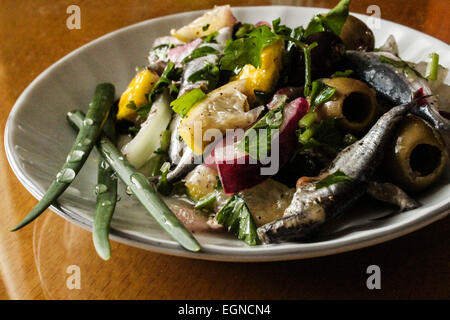 Fischsalat mit Oliven und Zwiebeln Stockfoto