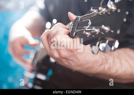 Gitarrist auf der Bühne in der stagelight Stockfoto