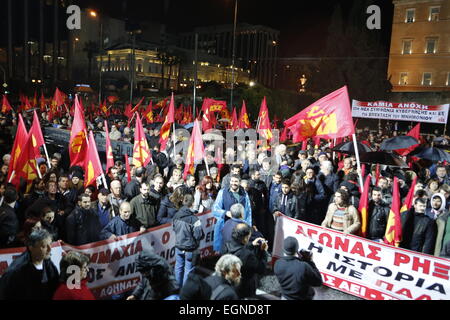 Athen, Griechenland. 27. Februar 2015.  Tausende von Mitgliedern der kommunistischen Partei Griechenlands haben auf Syntagma Squaret zusammengestellt. Tausende von Griechen folgten dem Aufruf der kommunistischen Partei von Griechenlands (KKE) trotz starken Regens, um gegen die Politik der griechischen Regierung zu protestieren, die weiterhin der Sparpolitik zu folgen, wie von der Eurogruppe, trotz unterschiedlicher Wahlversprechen gefordert. Bildnachweis: Michael Debets/Alamy Live-Nachrichten Stockfoto
