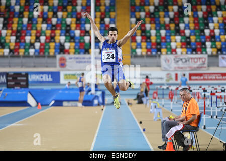 ISTANBUL, Türkei - 21. Februar 2015: Armenische Sportler Artak Hambardzumyan Weitsprung während Balkan Leichtathletik-Hallenmeisterschaften Stockfoto