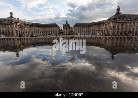 Place De La Bourse mit dem Miroir d ' Eau Stockfoto