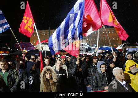 Athen, Griechenland. 27. Februar 2015. Mitglieder der kommunistischen Partei Griechenlands Welle Griechisch und KKE Fahnen. Tausende von Griechen folgten dem Aufruf der kommunistischen Partei von Griechenlands (KKE) trotz starken Regens, um gegen die Politik der griechischen Regierung zu protestieren, die weiterhin der Sparpolitik zu folgen, wie von der Eurogruppe, trotz unterschiedlicher Wahlversprechen gefordert. Bildnachweis: Michael Debets/Alamy Live-Nachrichten Stockfoto