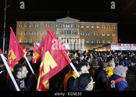 Athen, Griechenland. 27. Februar 2015. Mitglieder der kommunistischen Partei Griechenlands marschieren mit roten Fahnen vorbei an das griechische Parlament. Tausende von Griechen folgten dem Aufruf der kommunistischen Partei von Griechenlands (KKE) trotz starken Regens, um gegen die Politik der griechischen Regierung zu protestieren, die weiterhin der Sparpolitik zu folgen, wie von der Eurogruppe, trotz unterschiedlicher Wahlversprechen gefordert. Bildnachweis: Michael Debets/Alamy Live-Nachrichten Stockfoto