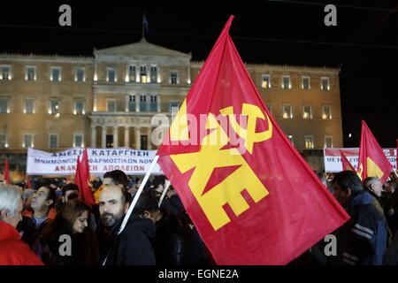 Athen, Griechenland. 27. Februar 2015. Eine KKE-Flagge weht außerhalb des griechischen Parlaments. Tausende von Griechen folgten dem Aufruf der kommunistischen Partei von Griechenlands (KKE) trotz starken Regens, um gegen die Politik der griechischen Regierung zu protestieren, die weiterhin der Sparpolitik zu folgen, wie von der Eurogruppe, trotz unterschiedlicher Wahlversprechen gefordert. Bildnachweis: Michael Debets/Alamy Live-Nachrichten Stockfoto
