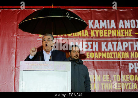 Athen, Griechenland. 27. Februar 2015. Der Generalsekretär der kommunistischen Partei Griechenlands, Dimitris Koutsoumpas, befasst sich mit die Masse. Tausende von Griechen folgten dem Aufruf der kommunistischen Partei von Griechenlands (KKE) trotz starken Regens, um gegen die Politik der griechischen Regierung zu protestieren, die weiterhin der Sparpolitik zu folgen, wie von der Eurogruppe, trotz unterschiedlicher Wahlversprechen gefordert. Bildnachweis: Michael Debets/Alamy Live-Nachrichten Stockfoto
