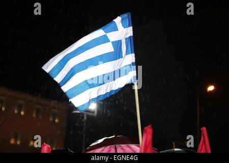 Athen, Griechenland. 27. Februar 2015. Eine griechische Flagge fliegen während des Protestes Tausende von Griechen folgten dem Aufruf der kommunistischen Partei von Griechenlands (KKE) trotz starken Regens, um gegen die Politik der griechischen Regierung zu protestieren, die weiterhin der Sparpolitik zu folgen, wie von der Eurogruppe, trotz unterschiedlicher Wahlversprechen gefordert. Bildnachweis: Michael Debets/Alamy Live-Nachrichten Stockfoto