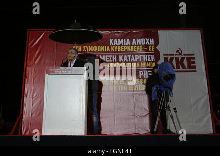 Athen, Griechenland. 27. Februar 2015. Der Generalsekretär der kommunistischen Partei Griechenlands, Dimitris Koutsoumpas, befasst sich mit die Masse. Tausende von Griechen folgten dem Aufruf der kommunistischen Partei von Griechenlands (KKE) trotz starken Regens, um gegen die Politik der griechischen Regierung zu protestieren, die weiterhin der Sparpolitik zu folgen, wie von der Eurogruppe, trotz unterschiedlicher Wahlversprechen gefordert. Bildnachweis: Michael Debets/Alamy Live-Nachrichten Stockfoto