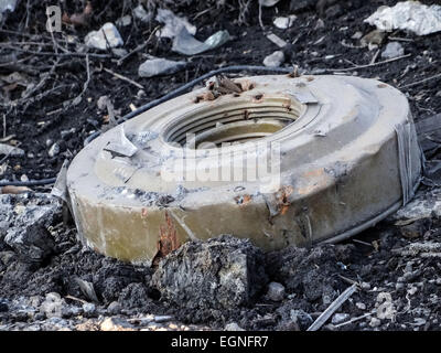 27. Februar 2015 - neutralisiert Anti-Tank Grube im Dorf Nikishino, Donezk, Ukraine. -Dorf Nikishino liegt 20 km von Debalzewe, Ukrainische militärische wurde vor drei Tagen aufgegeben. Separatistischen Kräfte griffen ihn für mehrere Tage. Die letzte Schlacht dauerte mehr als sieben Stunden. Im Dorf gab es kein ganzes Haus. Sogar die Bäume fallen mit Schrapnells. © Igor Golovniov/ZUMA Draht/Alamy Live-Nachrichten Stockfoto