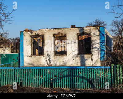 27. Februar 2015 - verfallenes Haus im Dorf Nikishino, Donezk, Ukraine. -Dorf Nikishino liegt 20 km von Debalzewe, Ukrainische militärische wurde vor drei Tagen aufgegeben. Separatistischen Kräfte angegriffen es für mehrere Tage. Die letzte Schlacht dauerte mehr als sieben Stunden. Im Dorf gab es kein ganzes Haus. Sogar die Bäume fallen mit Schrapnells. (Kredit-Bild: © ZUMA Draht) Stockfoto