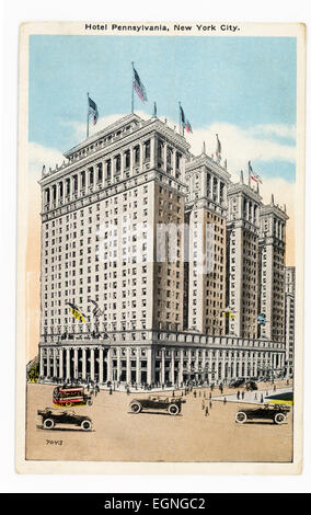 Diese 1930er Jahre Postkarte zeigt Hotel Pennsylvania in New York City.The Hotel geht auf das Jahr 1919 und ist an der 7th Avenue (15 Penn Plaza). Es ist auf der anderen Straßenseite aus Pennsylvania Station und dem Madison Square Garden. Es verfügt über 22 Etagen.  Es wurde von McKim, Mead & White entworfen. Stockfoto