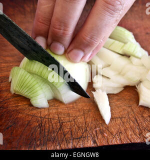 Schneiden von Zwiebeln Salat Stockfoto