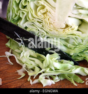 Schneiden von Kohl Salat Stockfoto