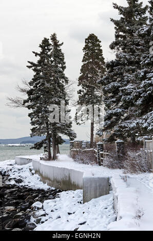 Der Schnee-bedeckten Ufer Weg schlängelt sich entlang der Küste von Bar Harbor, Maine. Stockfoto