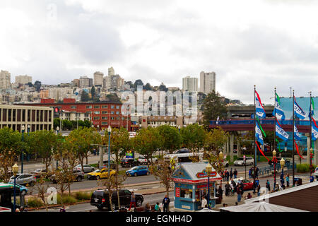 Ein Blick auf die Embarcadero in San Francisco von einer erhöhten Position. Stockfoto