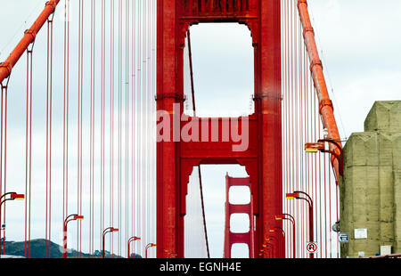 Die Türme der Golden State Brücke werden durch die Windschutzscheibe eines Autos gesehen. Stockfoto