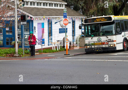 Ein Bus ist an einer Ecke in Sausalito, Kalifornien vor ein Besucherzentrum mit scheinbar ein Obdachloser geparkt. Stockfoto