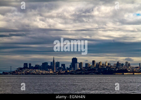 Die Skyline von San Francisco unter stürmischen Himmel gesehen von Sausalito. Stockfoto