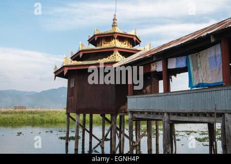 Nga Phe Kyaung Kloster am Inle-See, Burma, Myanmar, auch bekannt für Katzen auf Stelzen über dem Wasser des Inle-See, Burma, Myanmar, Stockfoto