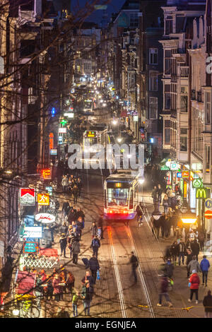 Straßenbahn in Amsterdam Leidsestraat mit Straßenbahnen nachts erhöhte Straßenansicht Stockfoto