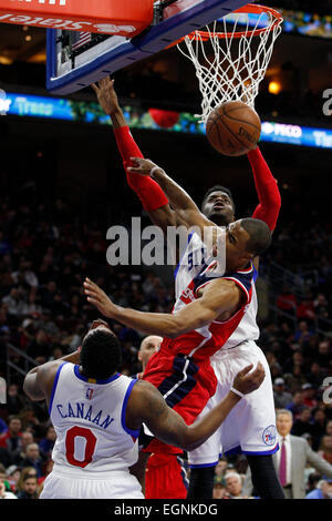 27. Februar 2015: Washington Wizards Wache Ramon Sessions (7) reagiert auf seinen Schuss fehlt, als er versuchte, Philadelphia 76ers aufgeteilt zentrieren Sie Judy Noel (4) und Jesaja Canaan (0) zu schützen, während das NBA-Spiel zwischen der Washington Wizards und die Philadelphia 76ers im Wells Fargo Center in Philadelphia, Pennsylvania. Die Philadelphia 76ers gewann 89-81. Stockfoto