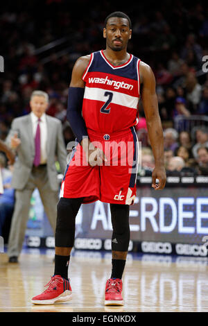 27. Februar 2015: Washington Wizards Guard John Wall (2) blickt auf eine während des NBA-Spiels zwischen der Washington Wizards und die Philadelphia 76ers im Wells Fargo Center in Philadelphia, Pennsylvania. Die Philadelphia 76ers gewann 89-81. Stockfoto