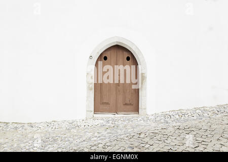 Alte Holztür in einer Kirche, Detail eine verzierte Tür, Schutz und Sicherheit Stockfoto