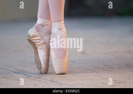 Ballettschuhe auf zwei schöne Ballerinas vor Erwägung Stockfoto