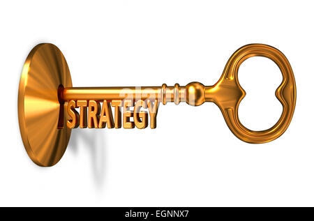 Strategie - goldener Schlüssel wird in das Schlüsselloch eingefügt. Stockfoto