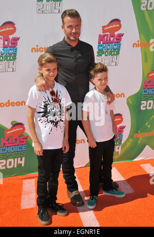 LOS ANGELES, CA - 17. Juli 2014: David Beckham & Söhne Romeo & Cruz bei der ersten jährlichen Nickelodeon Kids Choice Sports Awards an Pauley Pavilion, UCLA. Stockfoto