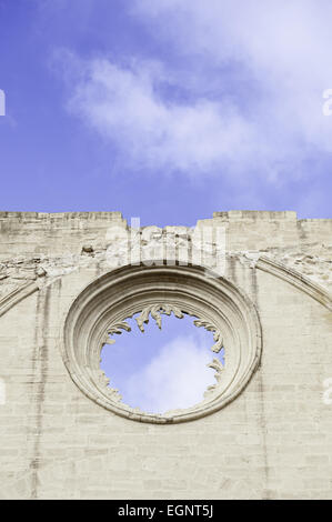 Innere des mittelalterlichen zerstörten Kirche, Detail eines alten religiösen Denkmals aufgegeben, mittelalterlichen Kunst in Spanien Stockfoto