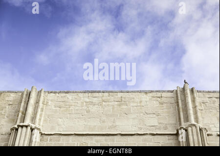 Innere des mittelalterlichen zerstörten Kirche, Detail eines alten religiösen Denkmals aufgegeben, mittelalterlichen Kunst in Spanien Stockfoto