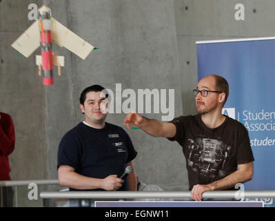 Vancouver, Kanada. 27. Februar 2015. Ein Technikkursteilnehmer startet seinen Papierflieger während der Flugwettbewerb im Luft-und Ausbildungszentrum in Richmond, Kanada, 27. Februar 2015. Flugzeug-Wartung Ingenieurstudenten aus British Columbia Institute of Technology nahm am 6. jährlichen "Wright Brüder fliegen Posse" Wettbewerb Freitag. © Liang Sen/Xinhua/Alamy Live-Nachrichten Stockfoto